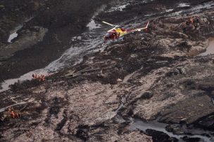 Bomberos retoman búsquedas en lugar de la tragedia minera en Brasil