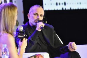 El intercambio tuitero de Miguel Bosé con Alberto Plaza por Michelle Bachelet