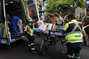 Peatón resulta herido: Sujeto intentó sustraer el arma de guardia de un banco en el centro de Santiago