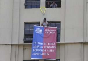 Hombre protesta colgado desde edificio de la Dirección del Trabajo