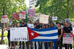 Cubanos en Chile protestan ante su embajada en “Marcha de los Prohibidos”