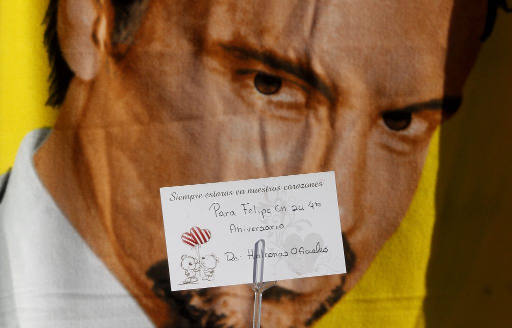 “Halconas” de Felipe Camiroaga se enfurecen por polera que se burla del animador