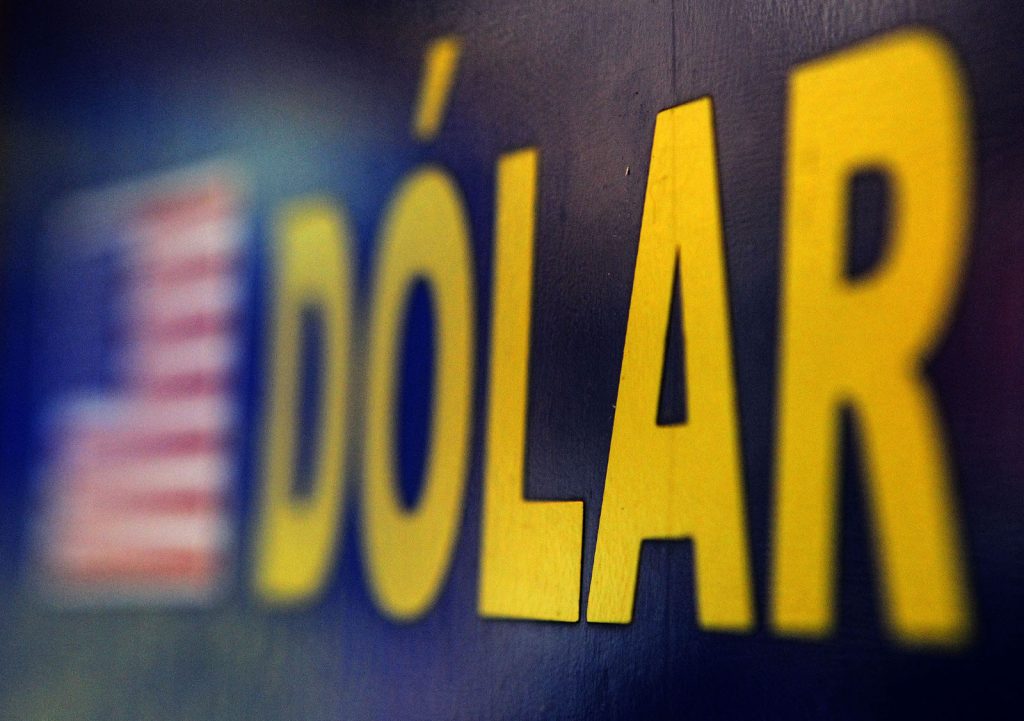Precio del dólar cae este miércoles y registra su valor más bajo en un mes