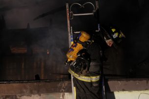 Dos bomberos lesionados en incendio a un taller mecánico en Arica