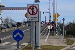 Camión derriba barrera en altura dispuesta en Puente Cau Cau