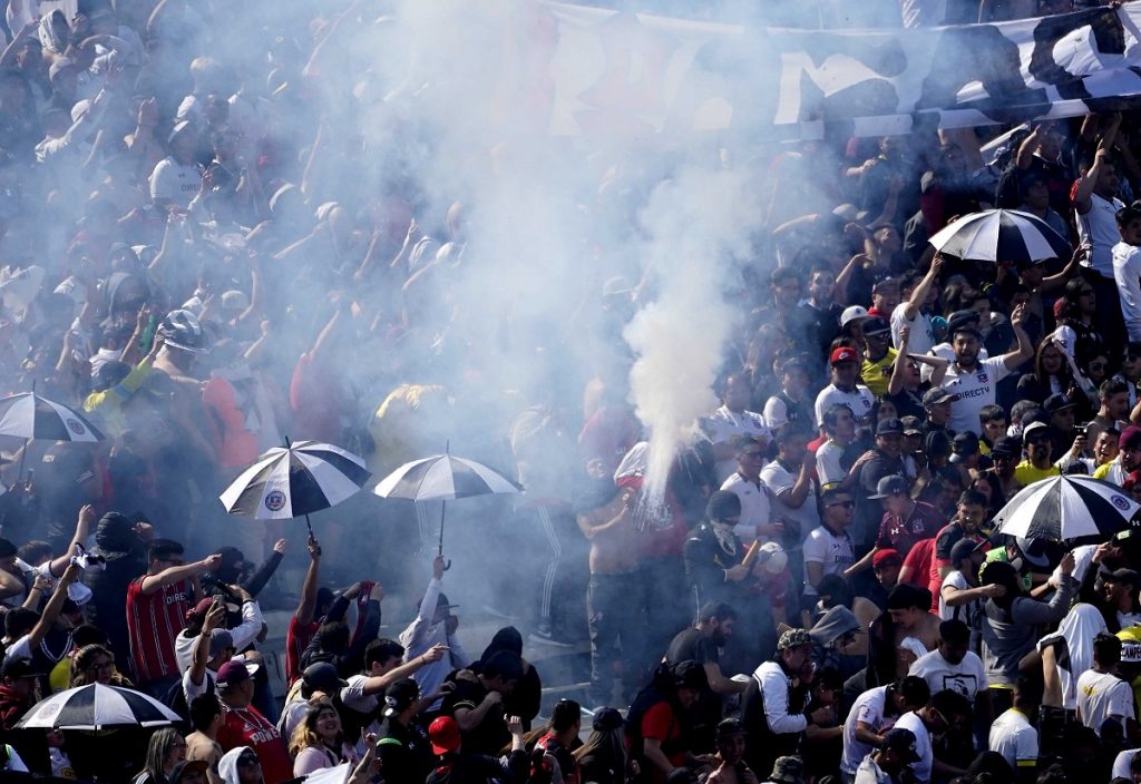 Hinchas de Colo Colo fueron atacados por fanáticos de Jorge Wilstermann en las afueras del hotel del plantel de los albos
