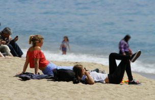 Cortaron la música: Municipalidad de El Quisco prohíbe el uso de parlantes en la playa