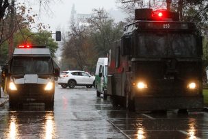 Carro lanza aguas de Carabineros derramó 10 litros de químico lacrimógeno en calle de Santiago