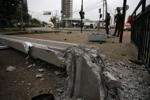 Violento choque que partió en dos a un poste dejó 2 muertos en Chillán