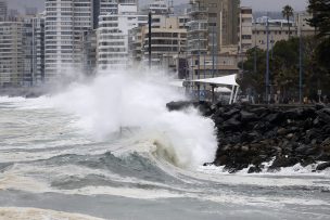 Olas de hasta 3,5 metros se esperan esta semana en las costas de Chile