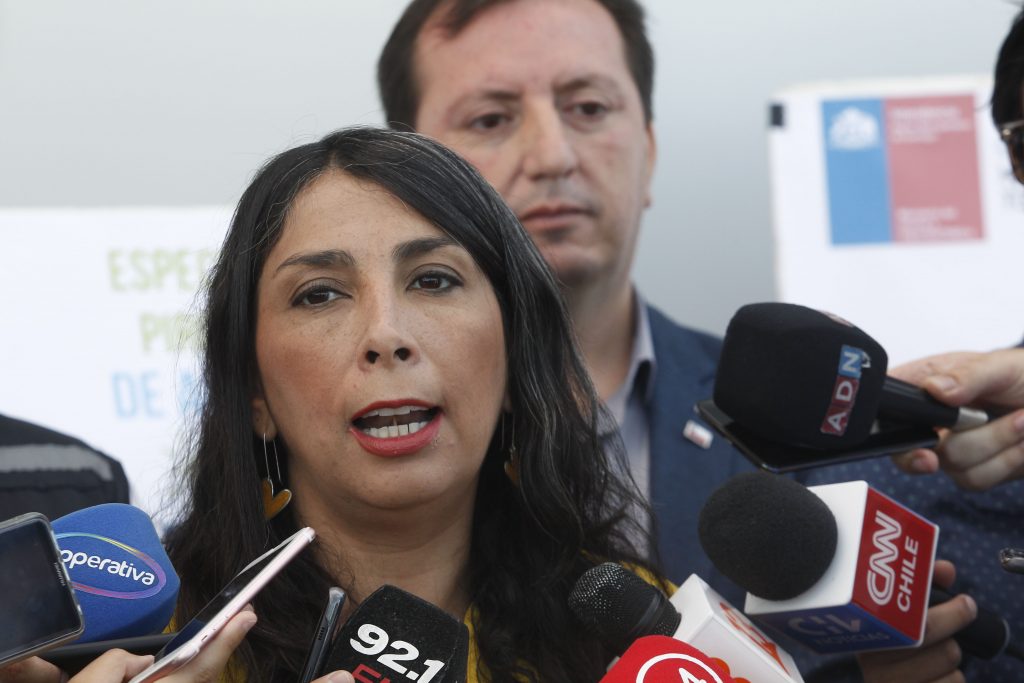 Falsos avisos de bomba este sábado: Karla Rubilar llama a “no generar espacio al pánico”