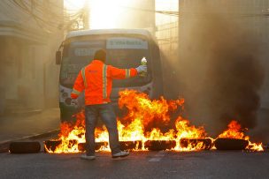 Portuarios nuevamente se manifiestan en Valparaíso prendiendo barricadas