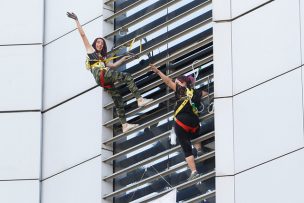 GOPE baja a manifestantes que colgaban de la torre Telefónica