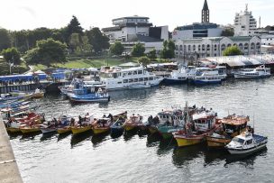 Pescadores bloquean el paso en el río Valdivia en protesta de la Ley de la Jibia