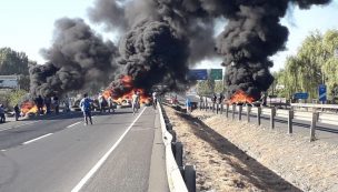 Pescadores artesanales bloquean ambos sentidos de la Ruta 5 Sur a la altura del Puente Maule