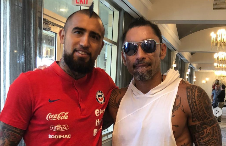 [FOTO] Marcelo Ríos luce la camiseta de Arturo Vidal en el entrenamiento de previo de la Copa Davis