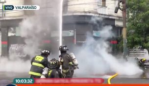 VIDEO I El momento exacto en que cornisa cae en incendio de Valparaíso y deja 3 bomberos lesionados