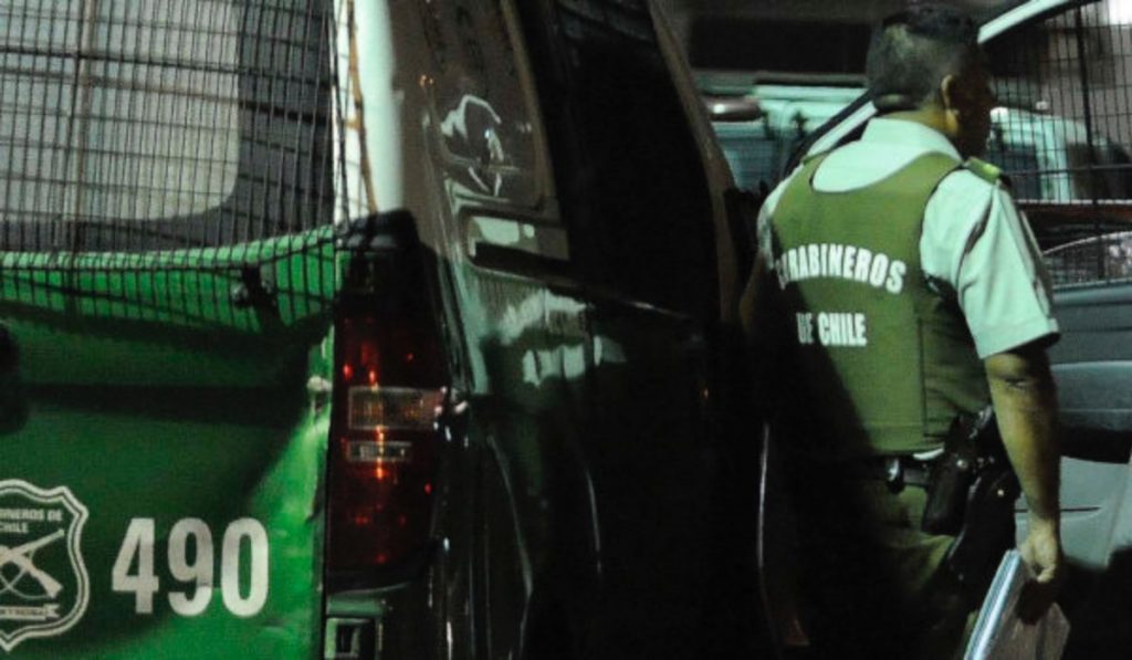 Atacan tenencia, queman dos buses y saquean locales en otra violenta noche
