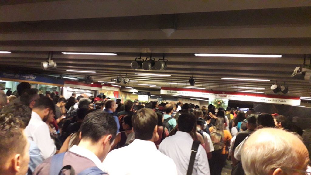 Falla en la línea 1 del Metro provoca retrasos en el servicio