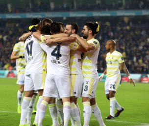 Mauricio Isla asistió en uno de los goles del Fenerbahce en la Super Liga Turca