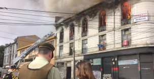 Incendio en casona de Valparaíso dejó decenas de damnificados y 5 bomberos heridos