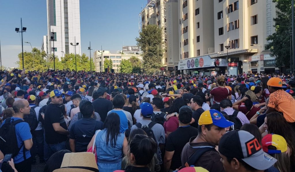 Venezolanos en Santiago se reúnen en Plaza Italia en apoyo de Juan Guaidó