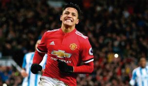 Alexis Sánchez sorprendió en gala benéfica de Manchester United con elegante traje negro