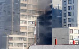 Edificio es afecto por incendio en Santiago Centro