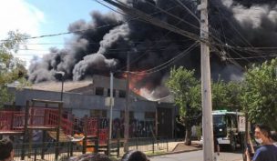 Incendio en fábrica de químicos cercana a Hipódromo se registra en comuna de Independencia