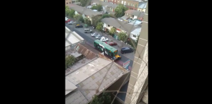 Violencia vial: Bus del Transantiago arrastra taxi por dos cuadras en pleno centro de Santiago