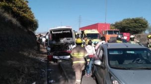 Accidente entre un bus y un camión en la Autopista del Sol deja 30 personas heridas