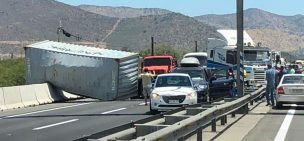 Camión vuelca en la Ruta 68 y bloquea ambas pistas en dirección hacia Santiago