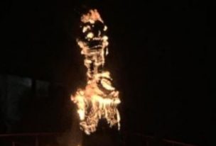 Venezuela: Manifestantes queman estatua de Chávez y disturbios dejan cuatro muertos