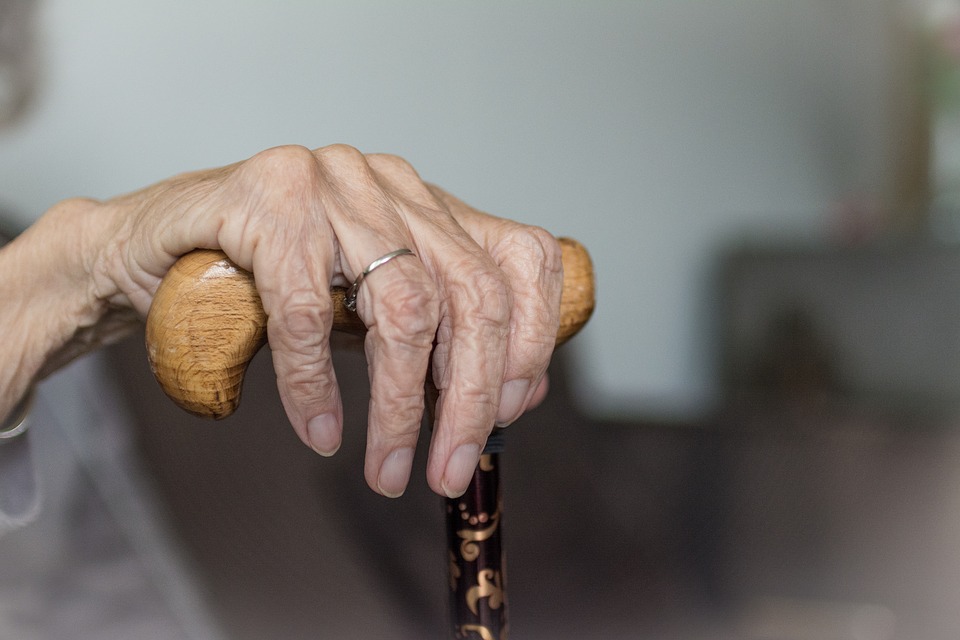 Proponen una ley para demandar a quienes abandonen a adultos mayores