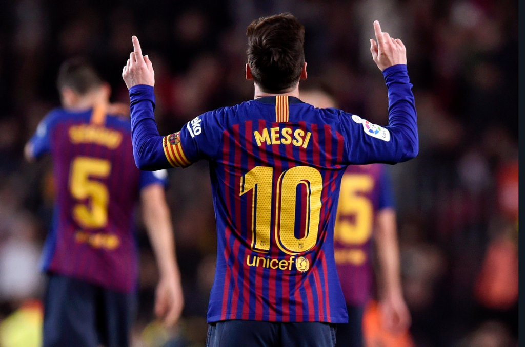 Hinchas del FC Barcelona llegan al Camp Nou para impedir la salida de Lionel Messi del club