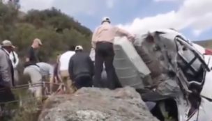 Al menos 12 muertos al caer un autobús y un camión a un abismo en Perú