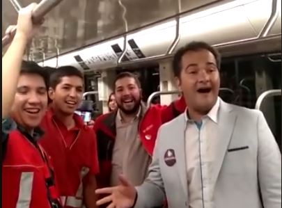 René de la Vega cantó no una, sino que dos veces “Chica Rica” en la nueva Línea 3 del Metro