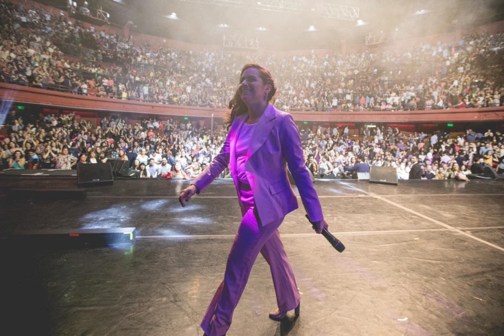 Natalia Valdebenito triunfa en el Teatro Caupolicán y continúa con su gira