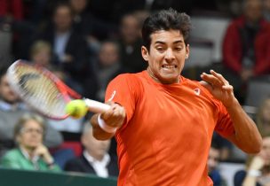 Christian Garín cae luchando frente a Dennis Novak en el segundo partido de la serie de la Copa Davis