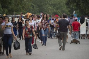 Chavismo reparte medicinas y alimentos en la frontera en desafío a demandas de ayuda