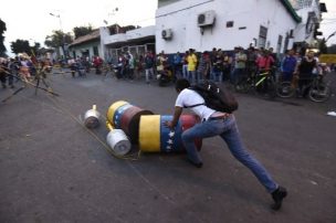 Enfrentamientos entre militares venezolanos y manifestantes en puente fronterizo con Colombia