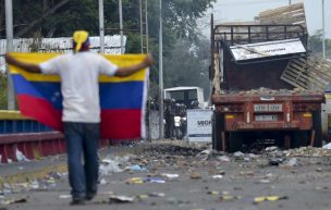 Manifestantes se enfrentan nuevamente a militares venezolanos en frontera brasileña