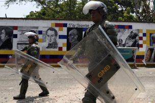 Militares brasileños montan un cordón debido a enfrentamientos entre manifestantes y soldados