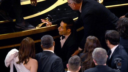 El actor de “Bohemian Rhapsoy” dio un paso en falso y se cayó desde el escenario de los Óscar