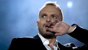 Bosé ya no sabe cómo llamar atención de Michelle Bachelet, ahora usó un koala