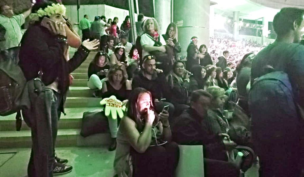 Denuncian sobreventa de entradas en Viña 2019: debieron utilizar las escaleras y vías de evacuación