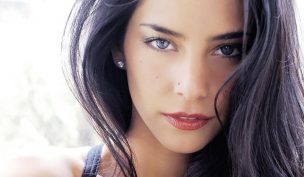 Daniela Castillo sorprendió a seguidores con artística sesión en blanco y negro: posó en topless