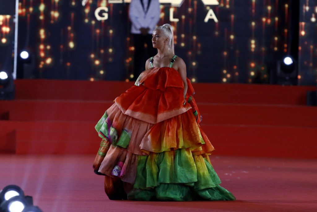 Vesta Lugg “perreó” con colorido y apretado traje durante el show de Wisin y Yandel