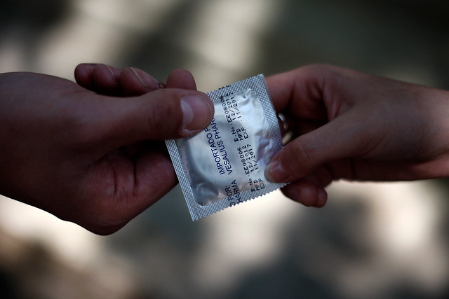 Valparaíso pone dispensador de condones en el terminal de buses
