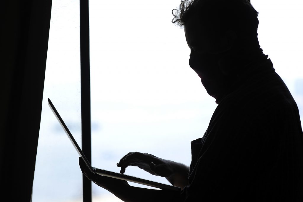 PDI detiene a cuatro sujetos en Valdivia por almacenamiento de pornografía infantil